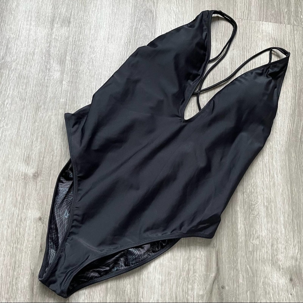 Volcom• Simply solid One Piece - Picture 2 of 13